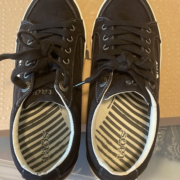 NWOT in box Black Distressed Taos size 7.5 tennis shoes. - Picture 4 of 7